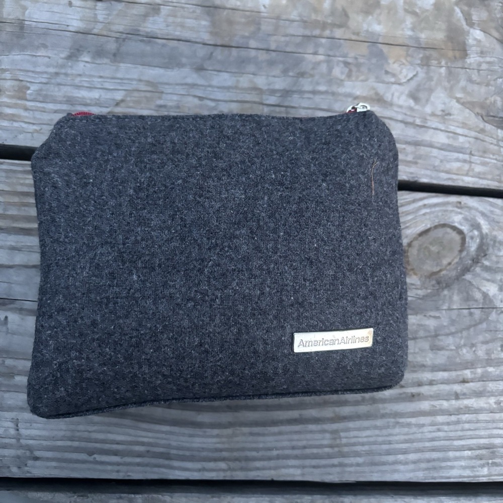 American Airlines NWOT Grey Felt Amenity Travel‎ Zippered Bag/Pouch USA Airline